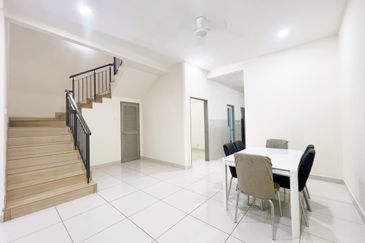 Partly Furnished 2 Storey Superlink Zircona Residence Alam Impian