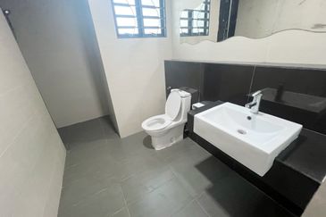 Partly Furnished 2 Storey Superlink Zircona Residence Alam Impian