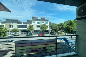 Partly Furnished 2 Storey Superlink Zircona Residence Alam Impian