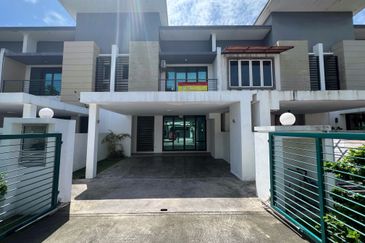 Partly Furnished 2 Storey Superlink Zircona Residence Alam Impian