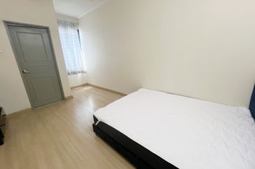 Partly Furnished 2 Storey Superlink Zircona Residence Alam Impian