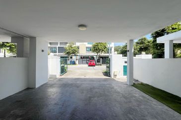 Partly Furnished 2 Storey Superlink Zircona Residence Alam Impian