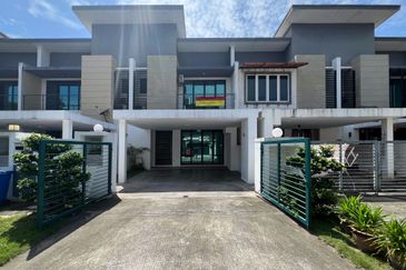 Partly Furnished 2 Storey Superlink Zircona Residence Alam Impian