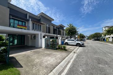 Partly Furnished 2 Storey Superlink Zircona Residence Alam Impian