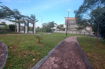 TAMAN LUKUT LAGENDA