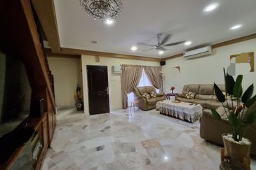 Porch Fit 4 Cars & Renovated Double Storey Pjs 7 For Sale 