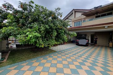 Porch Fit 4 Cars & Renovated Double Storey Pjs 7 For Sale 