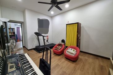 Porch Fit 4 Cars & Renovated Double Storey Pjs 7 For Sale 