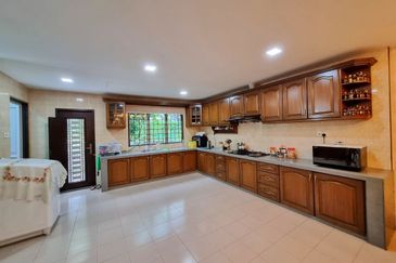 Porch Fit 4 Cars & Renovated Double Storey Pjs 7 For Sale 