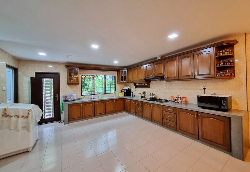 Porch Fit 4 Cars & Renovated Double Storey Pjs 7 For Sale 