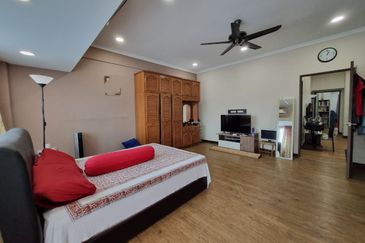 Porch Fit 4 Cars & Renovated Double Storey Pjs 7 For Sale 