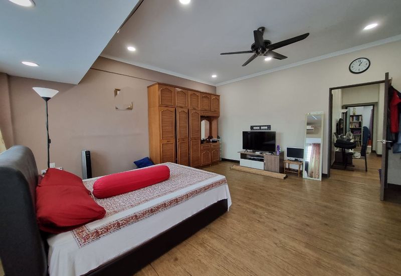 Porch Fit 4 Cars & Renovated Double Storey Pjs 7 For Sale 