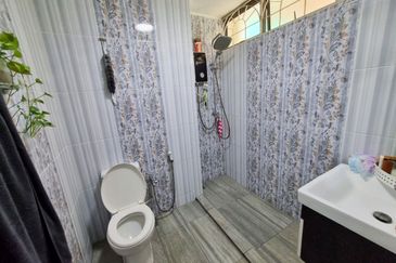 Porch Fit 4 Cars & Renovated Double Storey Pjs 7 For Sale 