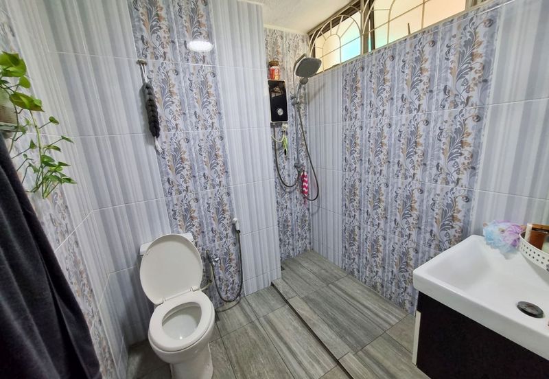 Porch Fit 4 Cars & Renovated Double Storey Pjs 7 For Sale 