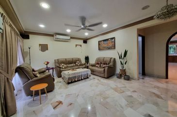 Porch Fit 4 Cars & Renovated Double Storey Pjs 7 For Sale 