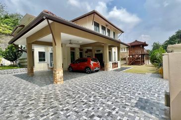 Puncak Pinggiran Putra