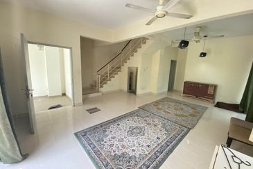 Bandar Enstek (Timur)