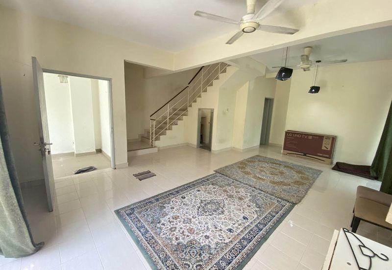 Bandar Enstek (Timur)