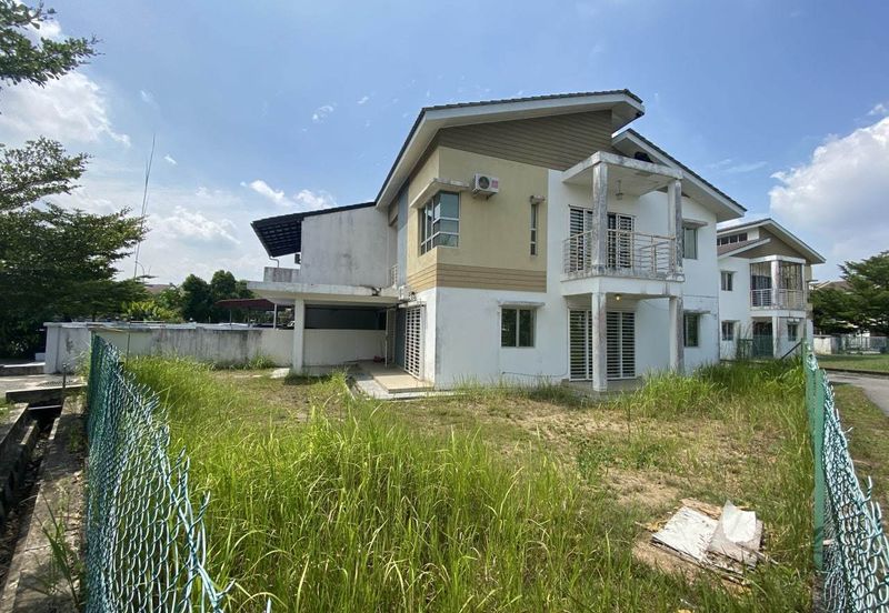 Bandar Enstek (Timur)