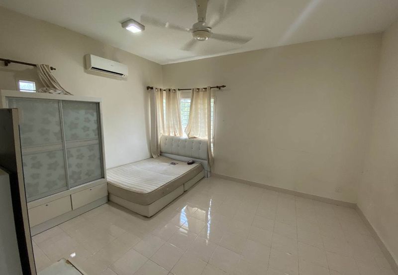 Bandar Enstek (Timur)