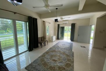 Bandar Enstek (Timur)