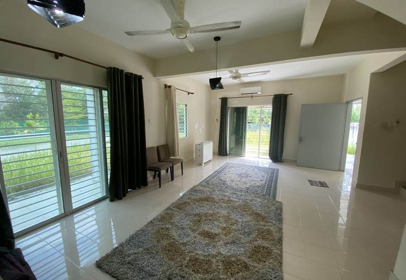 Bandar Enstek (Timur)