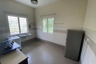 Bandar Enstek (Timur)