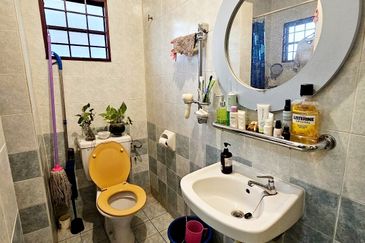 Bukit Jelutong (beside field)