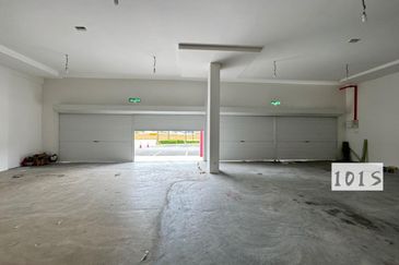 CORNER UNIT Seruang square kota kemuning rimbayu GROUND FLOOR unit