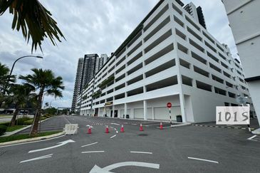 CORNER UNIT Seruang square kota kemuning rimbayu GROUND FLOOR unit