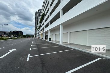 CORNER UNIT Seruang square kota kemuning rimbayu GROUND FLOOR unit