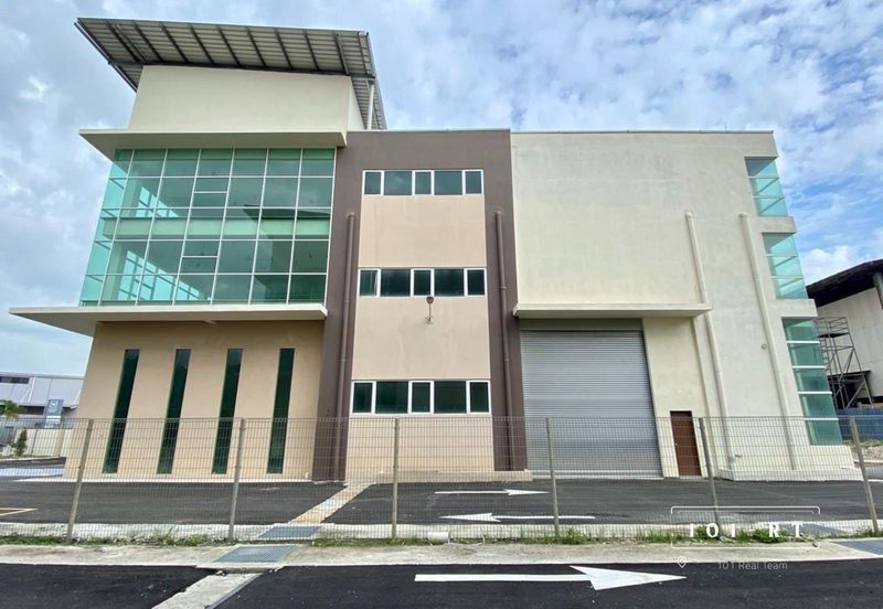 Ready move in -  ⁠Strategic location - SemiD Warehouse Factory@ Seksyen 33 Shah Alam