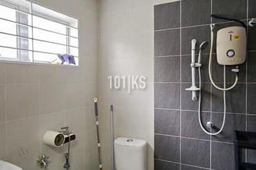 2 Sty Semi D CORNER LOT!  Mohd Tahir , Taman Saujana , Klang