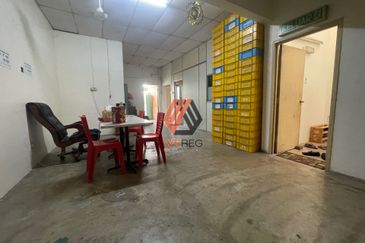 Facing Main Road Bandar Puteri Klang 3 Storey Shop for Sale