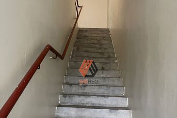 Facing Main Road Bandar Puteri Klang 3 Storey Shop for Sale