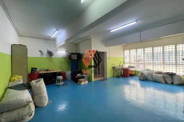 Facing Main Road Bandar Puteri Klang 3 Storey Shop for Sale