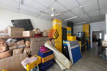 Facing Main Road Bandar Puteri Klang 3 Storey Shop for Sale