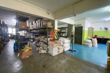 Facing Main Road Bandar Puteri Klang 3 Storey Shop for Sale