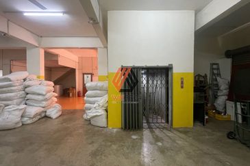 Facing Main Road Bandar Puteri Klang 3 Storey Shop for Sale