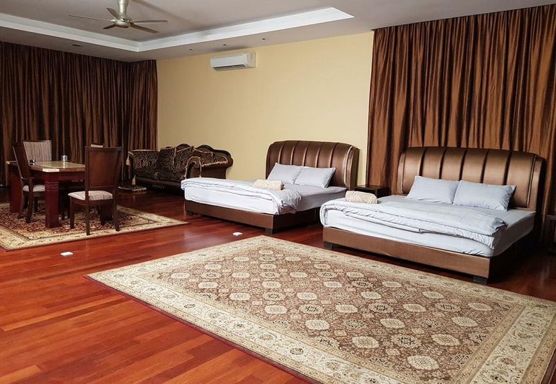 OUG, Bungalow with Swimming Pool Attached