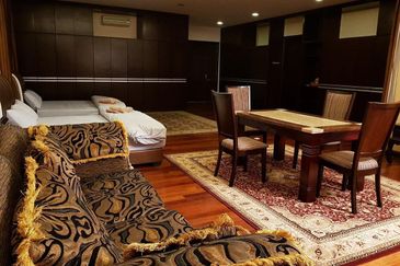 OUG, Bungalow with Swimming Pool Attached