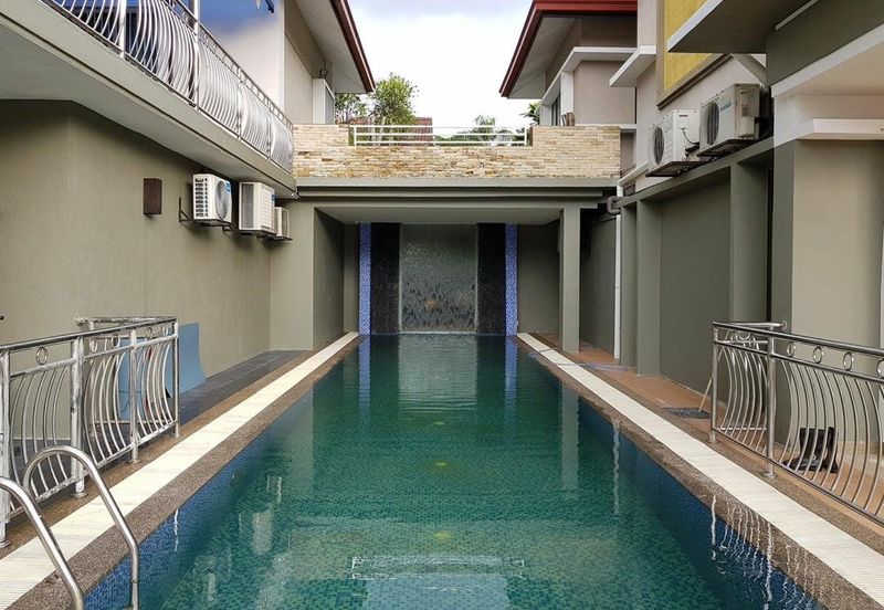 OUG, Bungalow with Swimming Pool Attached