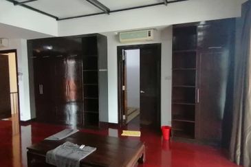 OUG, Bungalow with Swimming Pool Attached