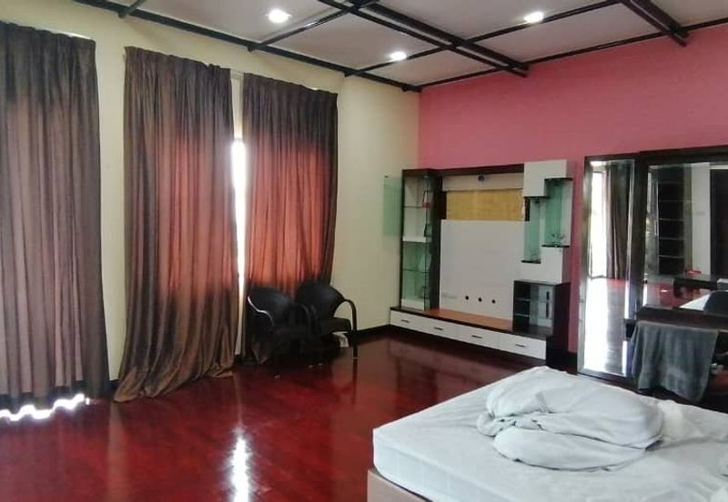 OUG, Bungalow with Swimming Pool Attached