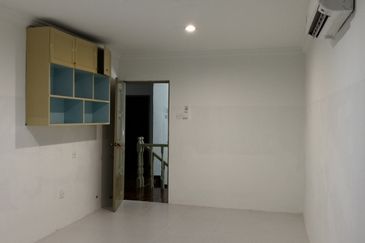 OUG, Corner Semi D with Swimming Pool for Sale