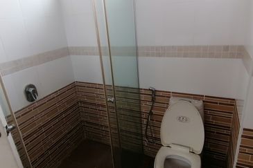 Jalan Klang Lama. 3 Storey Bungalow for Sale