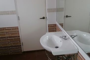 Jalan Klang Lama. 3 Storey Bungalow for Sale