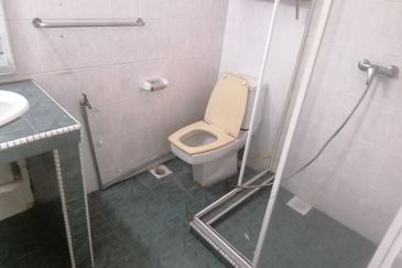 OUG, Bungalow with Spacious Land for Sale