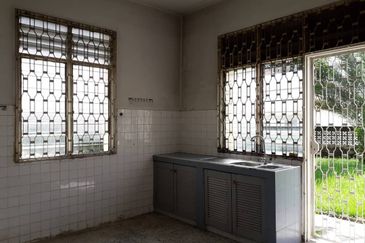 New Refurbish Semi D with Big Land For Sales