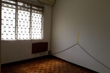 New Refurbish Semi D with Big Land For Sales